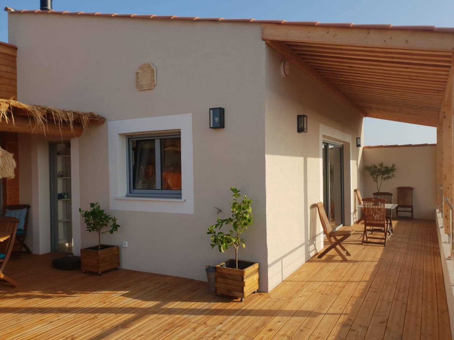 Protection solaire, fenêtre et fenêtre coulissante