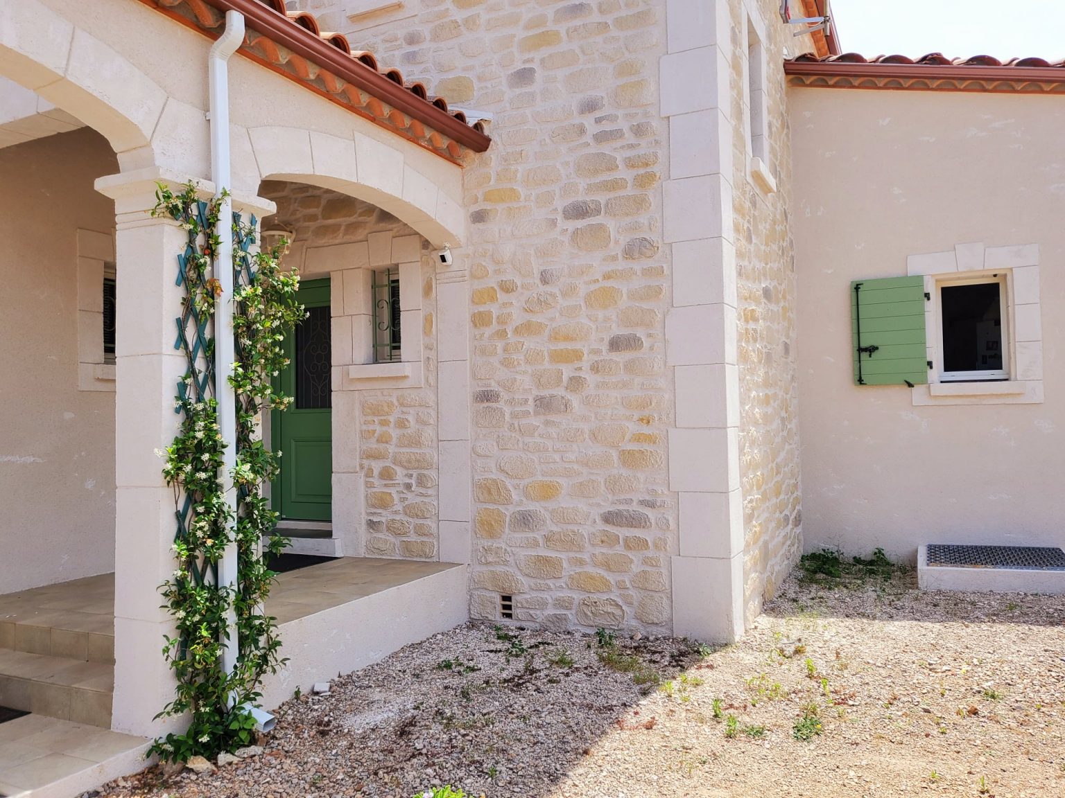 Maison avec des volets battants, fenêtres et portes