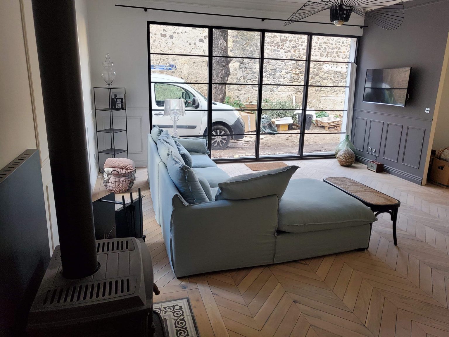 Salon avec une porte fenêtre coulissante